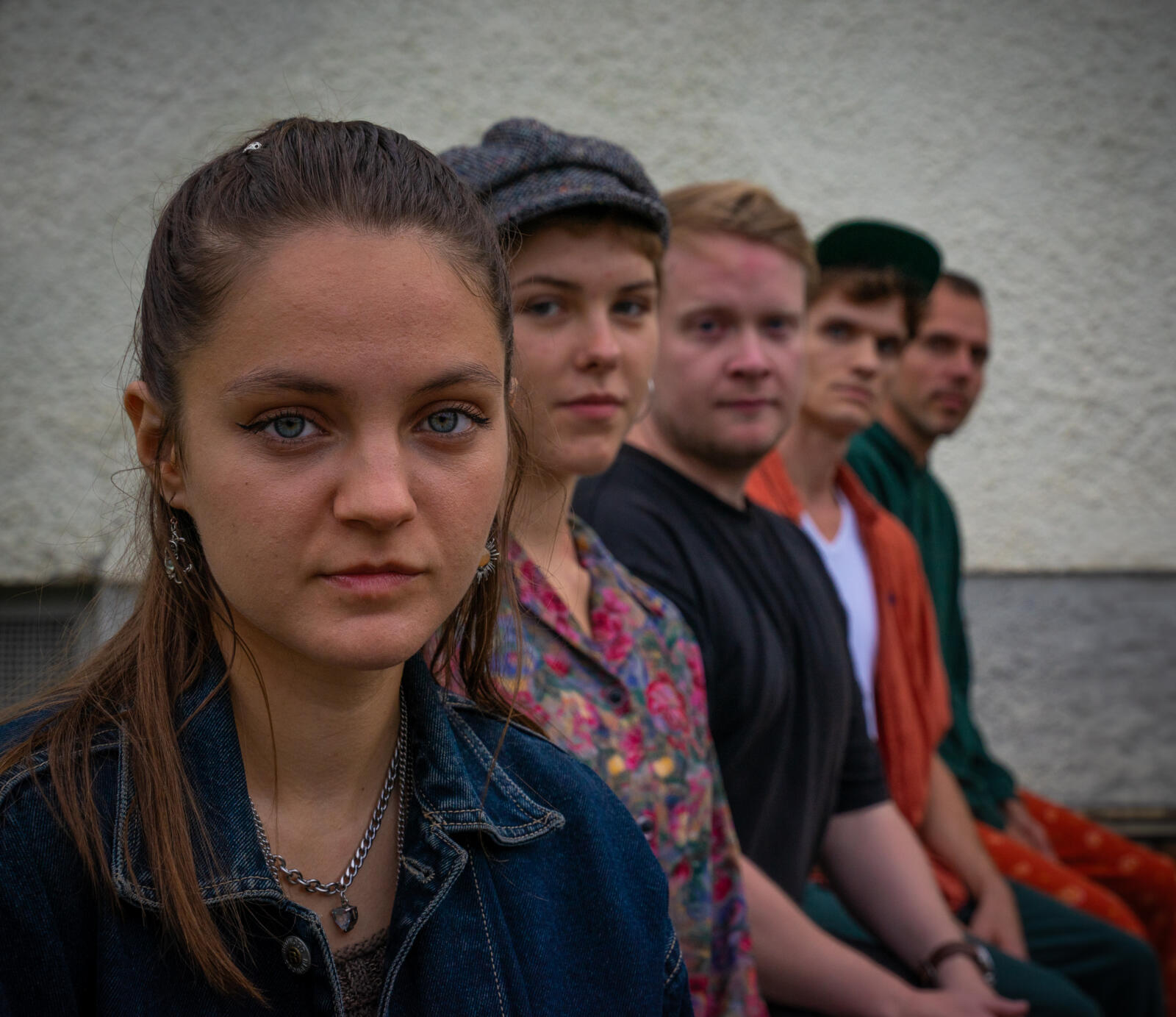 Bandfoto Veda Véda und ihre Band hintereinander aufgereiht